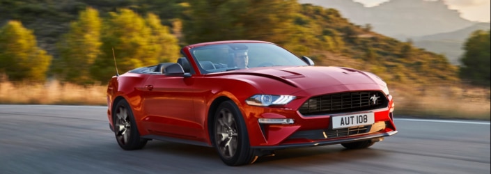 Mustang roter Ford Sportwagen auf Straße