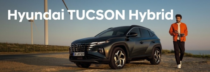 Hyundai TUCSON Hybrid auf Schotter neben Windrad